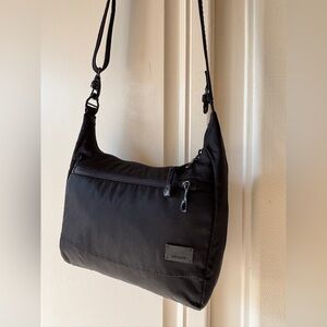 PACSAFE RFID Crossbody black Medium size adjustable strap Zippered Purse Bag